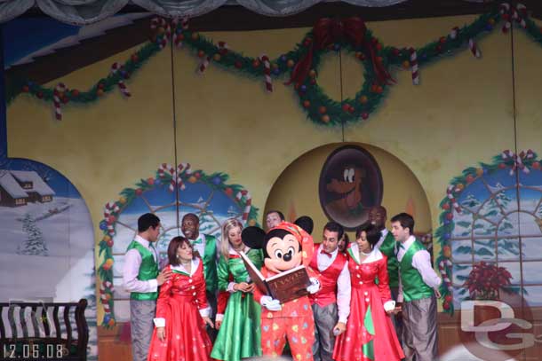 Since there was plenty of time before the taping we went to see Twas the Night Before Christmas