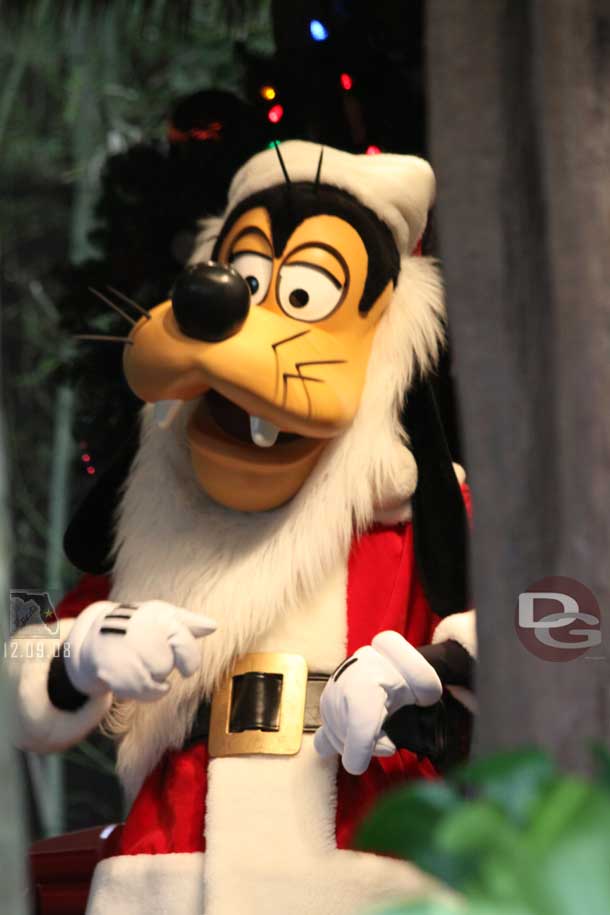 Goofy was back in his meet and greet area but I managed to get a decent shot in between people.
