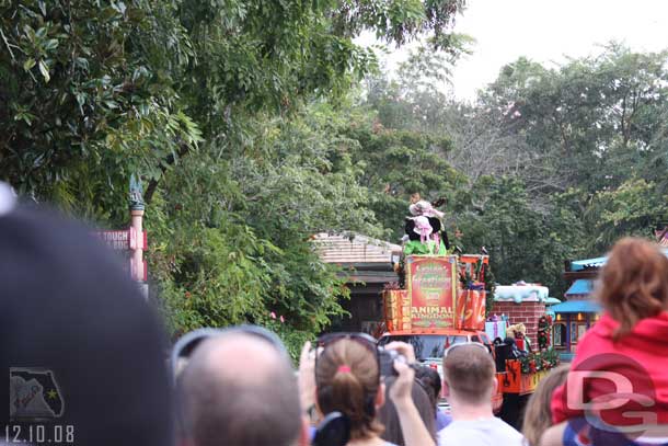 Showtime.. a couple minutes to opening Minnie, Goofy and Pluto drive up.