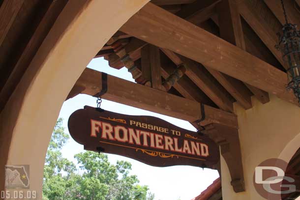 For some reason this sign near Pirates as you head toward Splash Mountain just bugs me.. not sure why though.. maybe its the break in show it causes