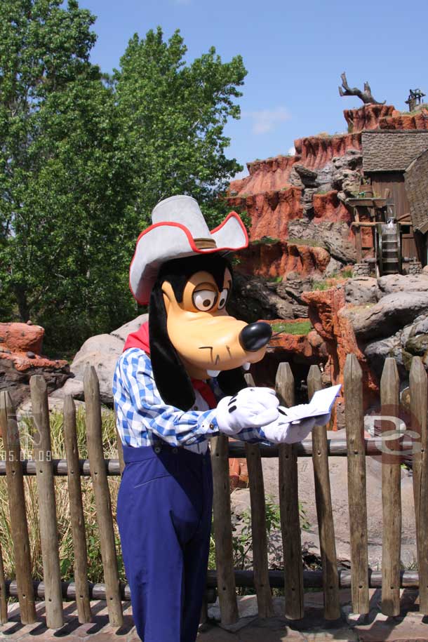 Goofy signing autographs near Splash Mountain (a CM actually yelled in my direction during this shot saying if its not your child you cannot take pictures which seemed odd to me, especially since as you see the child is well outside the frame.. I was not sure if they were talking to me or not but I took my shot and moved on.)