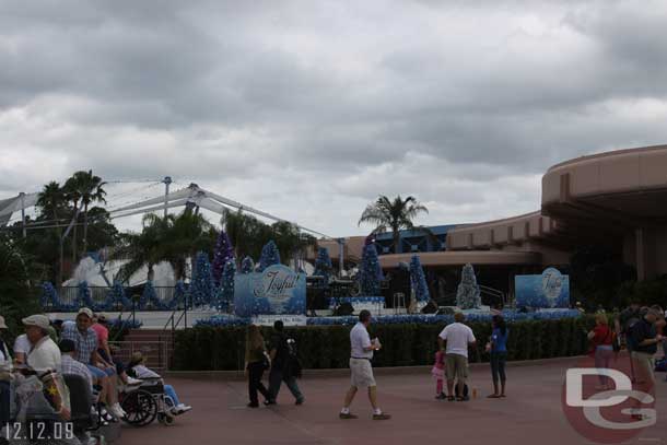 The stage in front of the fountain was hosting a musical group throughout the holidays (I still miss the Cast in Bronze bells).