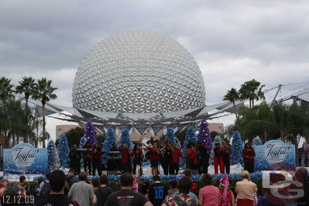 Time for the show (the lighting was terrible thanks to the clouds).