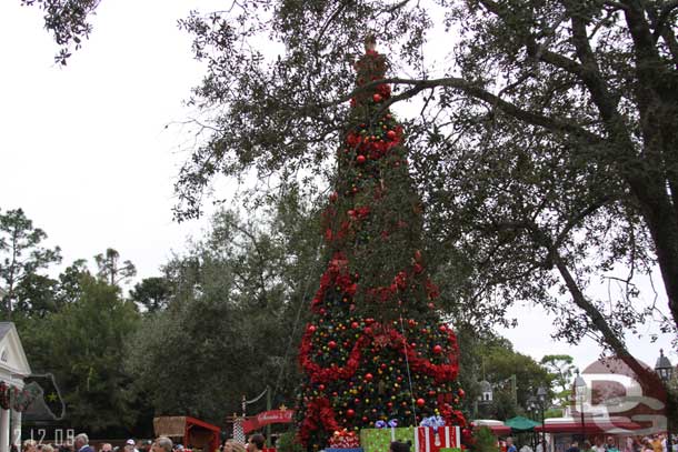 Ahh I goofed in the shot.. this is the tree at the American Adventure.  I wanted to show they did not have a train set up this year.. and for some reason this is the best shot I took.. and I did not get the base.