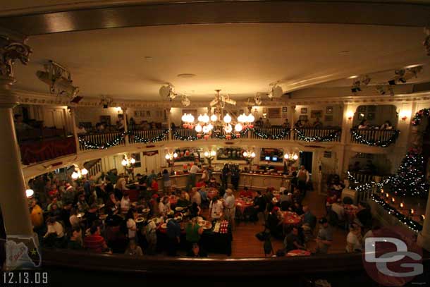 Here you can see the main buffet line in the middle of the room.