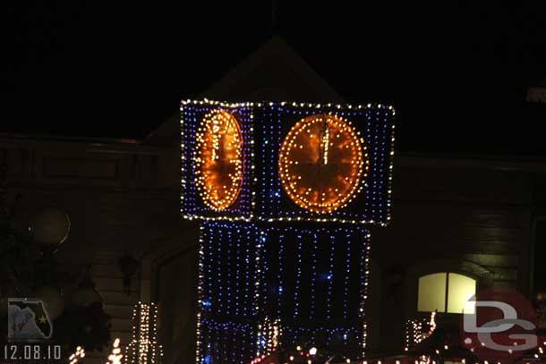 Then it dawned on me they had to remove the top so the float would fit under the garland and make it down the street.