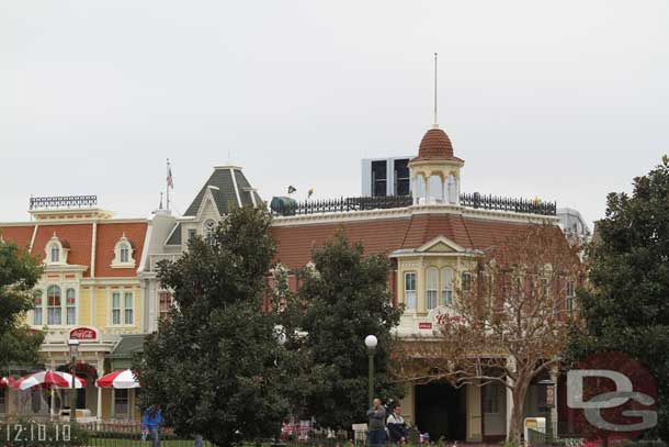 Spotted this new structure on the roof of Main Street.  Upon closer inspection it houses projectors.  The best guess is for the upcoming promotion where they will be projecting guest images/video on the castle in 2011.