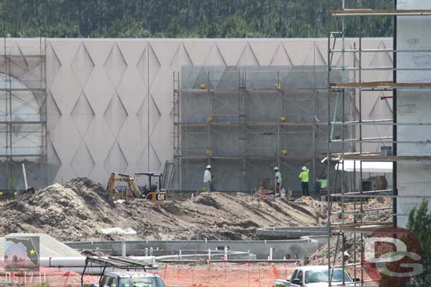 Here you can see them redoing the building and removing the traces of the numbers that were there when this was going to be the legendary years of Pop Century.