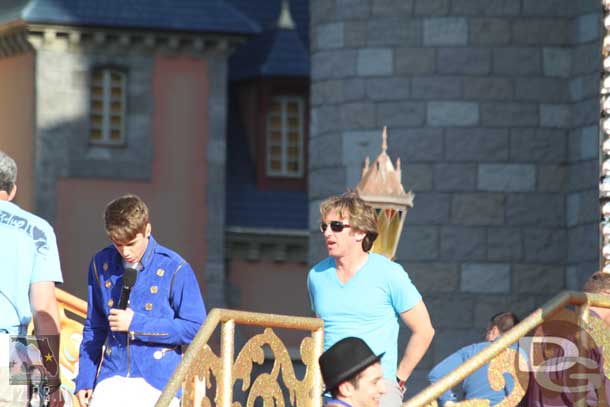 Is that Denny Newell, senior show director from Disneyland?  He has been responsible for many of the recent parades at Disneyland.    (see I am a Disneygeek that I could pick out that face in the crowd but took me asking someone who the performer was).