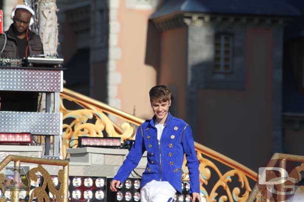 For all you Justin Beiber fans out there some more shots of him between takes.