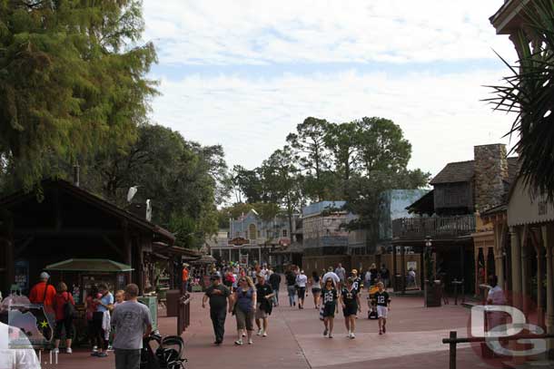 More facade work going on further into Frontierland too.