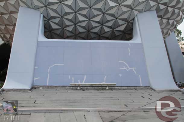 Wonder if they will ever paint Spaceship Earth.. seems like it has looked like this for the past visit or two.