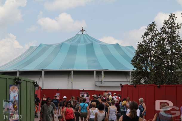 The side coverings of the tent are not installed yet.