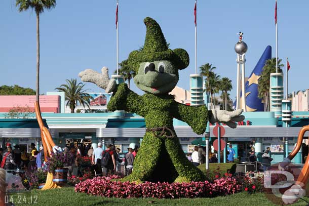 The giant blue hat still bothers me.. this would be such a nicer shot with the Chinese Theater looming in the background in my book..