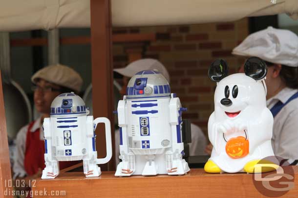 More R2s for popcorn in Pixar Place.