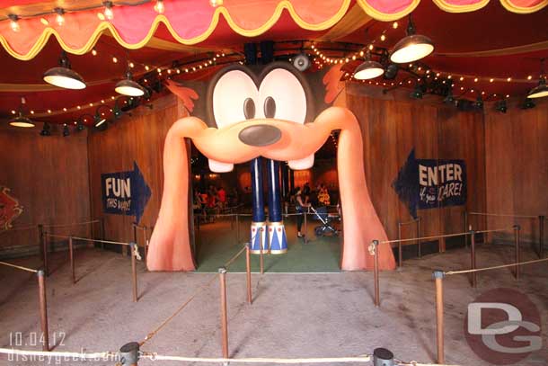 Time to head inside the sideshow.  You have to make a choice, Goofy/Donald(right) or Daisy/Minnie(left).  Then you work your way through the queue.