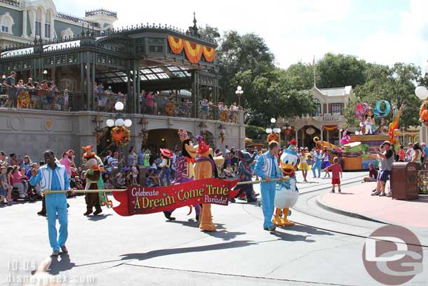 Speaking of the parade.. caught the start as it passed through Town Square.