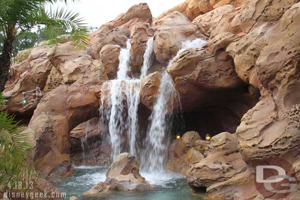 The queue snakes around rock work and waterfalls.