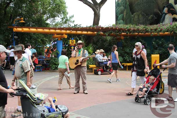 A guitar player entertaining the crowd out front.  I believe it is the same performer who used to be in Camp Minnie Mickey.