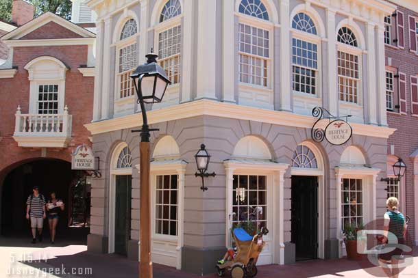 The Heritage House is now a FastPass+ kiosk location.  Interesting to note no real signage outside except for that sign I pointed out a few pages ago.