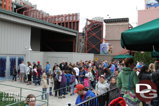 The queue filled up quickly as showtime approached.  All these guests has FastPass+ reservations like us.