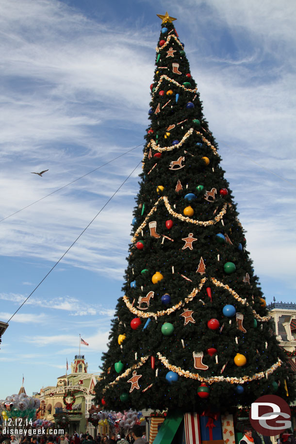 It is nice to see it back but besides being big the tree is not as impressive to me as the Disneyland and Buena Vista Street ones.