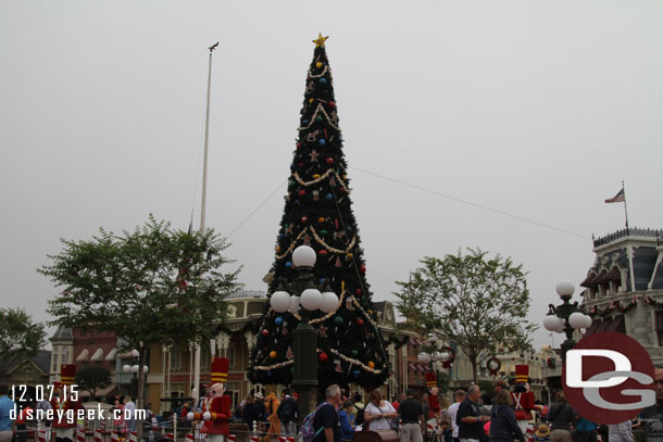 The Main Street tree looks the same as the past several years.. which is a disappointment to me after the Anaheim tree.