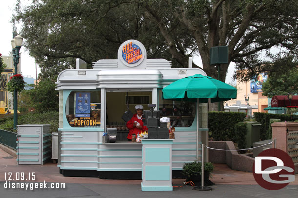 The popcorn stand has Star Wars sippers, cups, buckets.