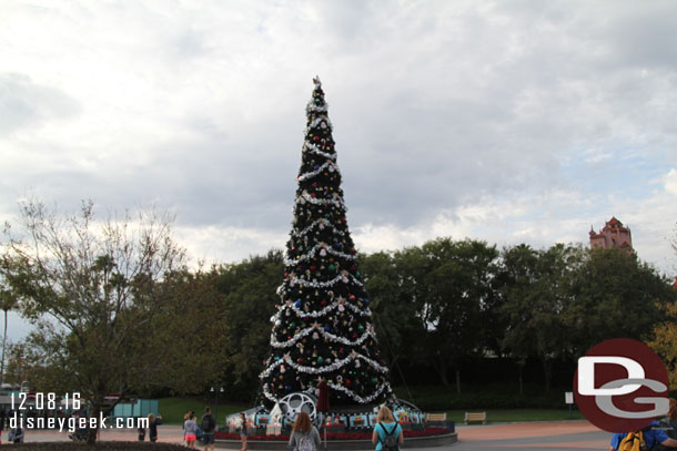 Arrived at Disneys Hollywood Studios just before 4pm.  The Christmas tree is out front as has become the norm.