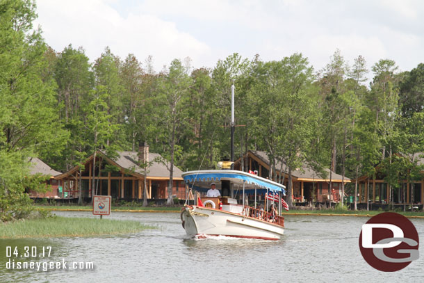 A boat coming from the Wilderness Lodge. Behind it you can see the new DVC Copper Creek Cabins.