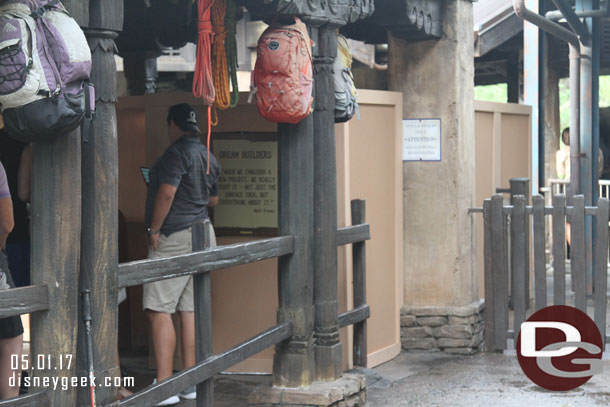 Inside the queue walls are up.