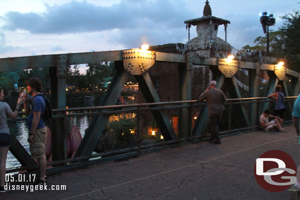 Plenty of space on the bridge an hour before show time.