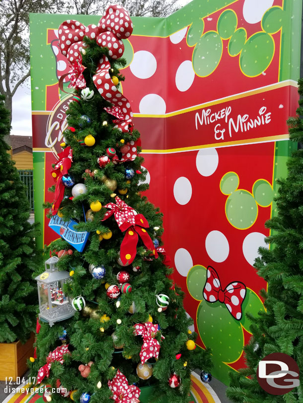 Mickey & Minnie's Tree.   This made me miss the trees that used to be in Camp Minnie Mickey at Disney's Animal Kingdom.  I thought those character trees were more detailed.