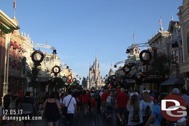 About 5 minutes before the top of the hour they let everyone onto Main Street USA.  The crowd quickly moved up to the hub.