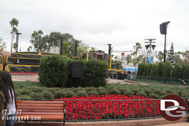 The center projector has some plants on the Hollywood Blvd facing side but nothing on the side facing the theater.