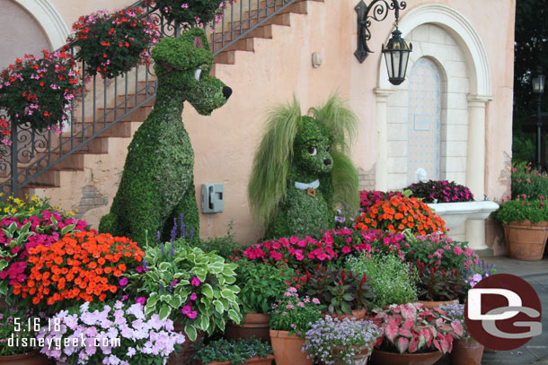 Lady and Tramp Topiaries near Italy.