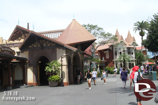 Walking through Adventureland.  Nice and peaceful with the parade still going through Frontierland & Liberty Square.