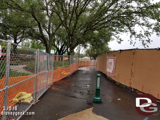 An alleyway of fencing.