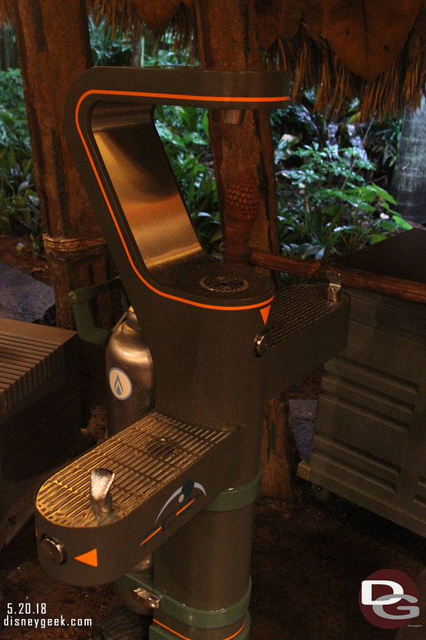 A drinking fountain in the middle of the queue. No restrooms (and signs indicating that before entering the queue).