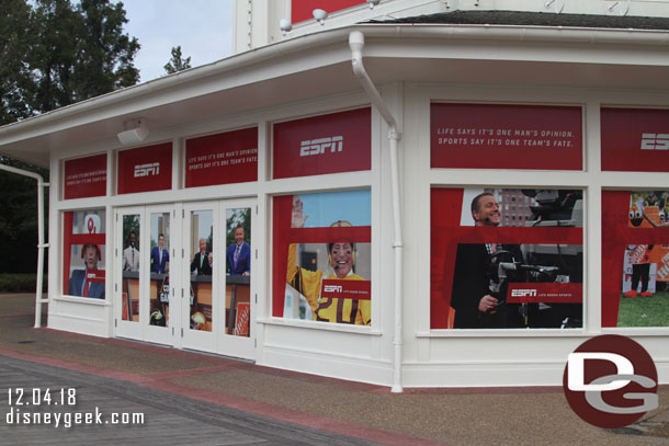 The windows of ESPN Club are completely covered in ads/signs now so from the outside you cannot see in anymore.