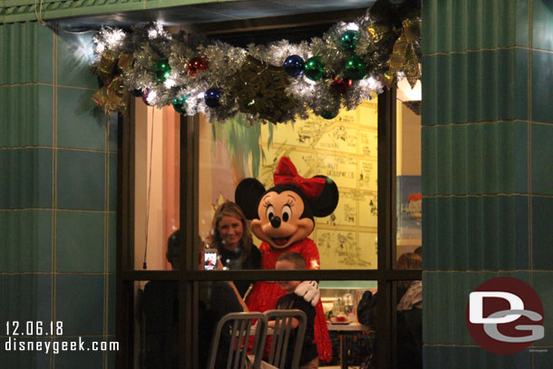 Minnie meeting guests at Minnie's Seasonal Dine at Hollywood & Vine.