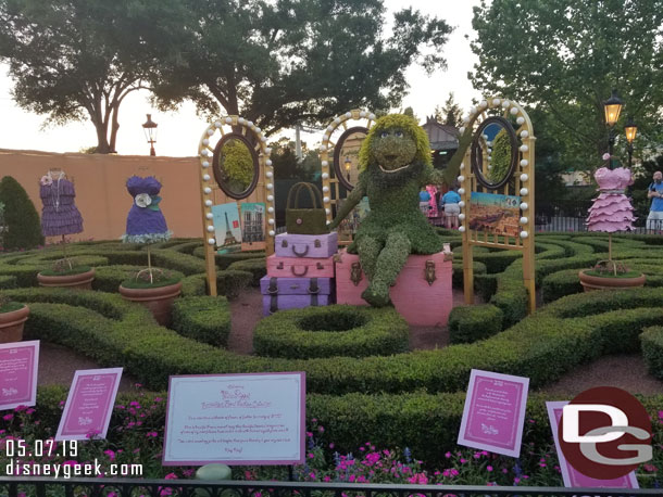 Miss Piggy Topiary in the garden in France