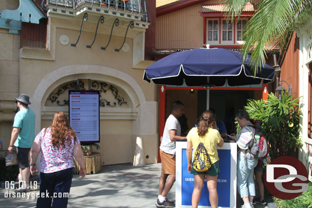 Guest Experience podium and wait times in Adventureland.