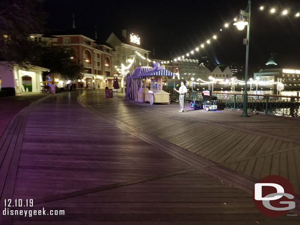 The Boardwalk was very very quiet this evening.  This was 9:54pm and there was no one watching the performer.