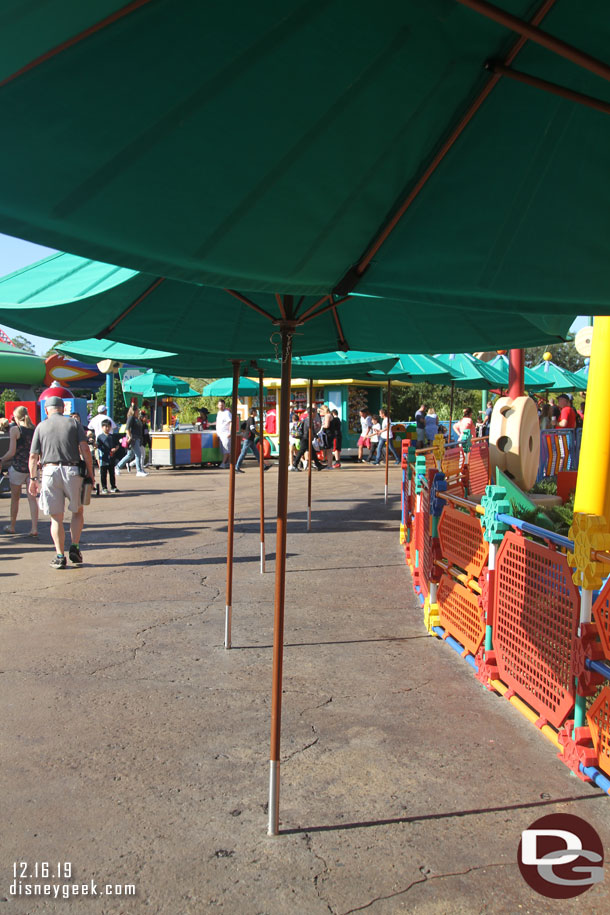 The extended queue is not in use for Slinky dog. Umbrellas are up and offering zero shade at the moment.