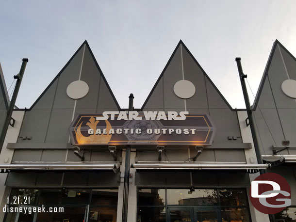 Random picture as I passed the Star Wars store.