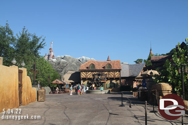 A line waiting for Gaston's to open.  It was 9:00am and just about to.