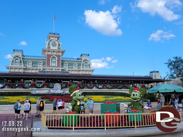 Mickey and Minnie topiaries at the park entrance