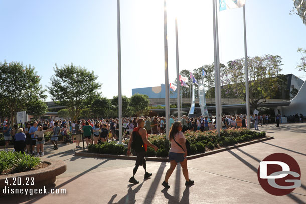 Non resort guests queued up in the center. Resort guests can enter on the right hand side.