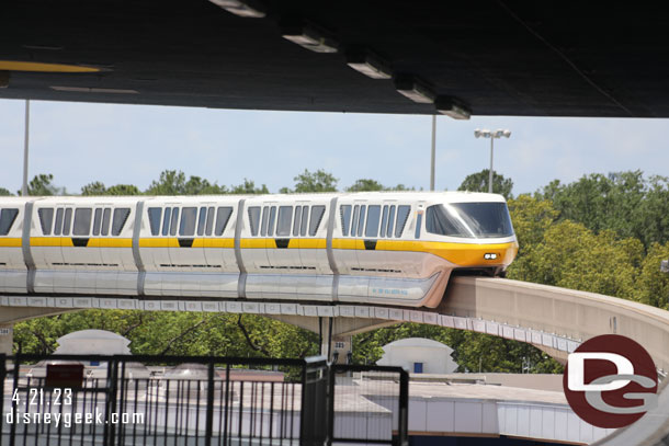 Monorail Yellow on approach